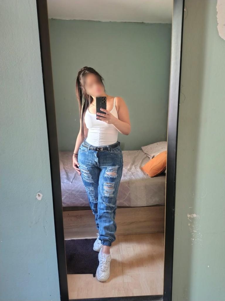 677357278: Chica busca chico en Cádiz