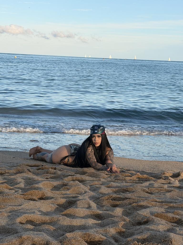 674072881: Chica busca chico en Gerona