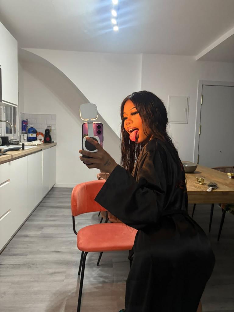 643673031: Chica busca chico en Valencia