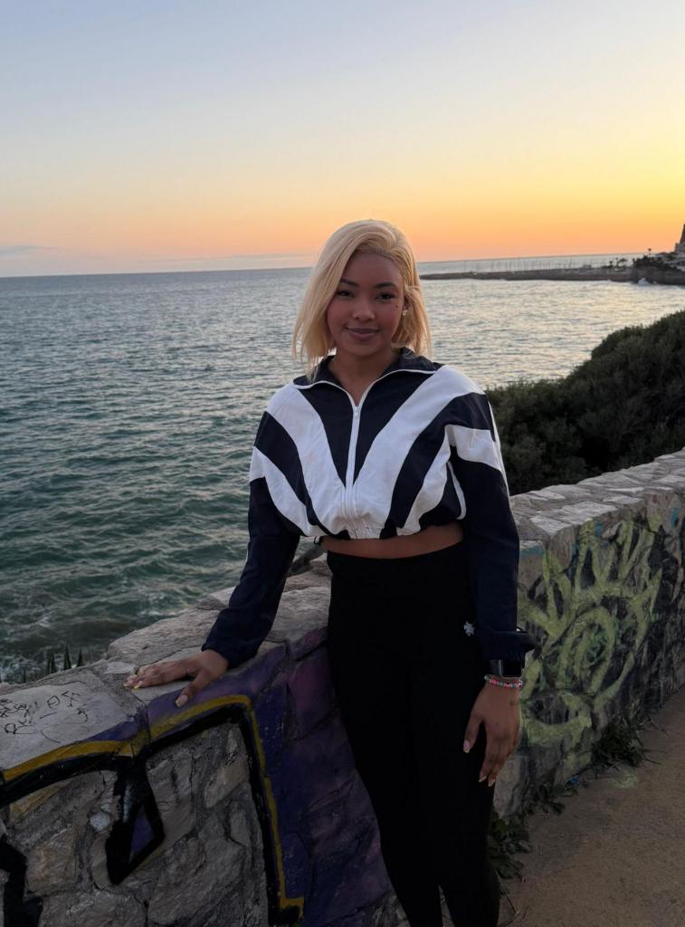 663858116: Chica busca chico en Barcelona