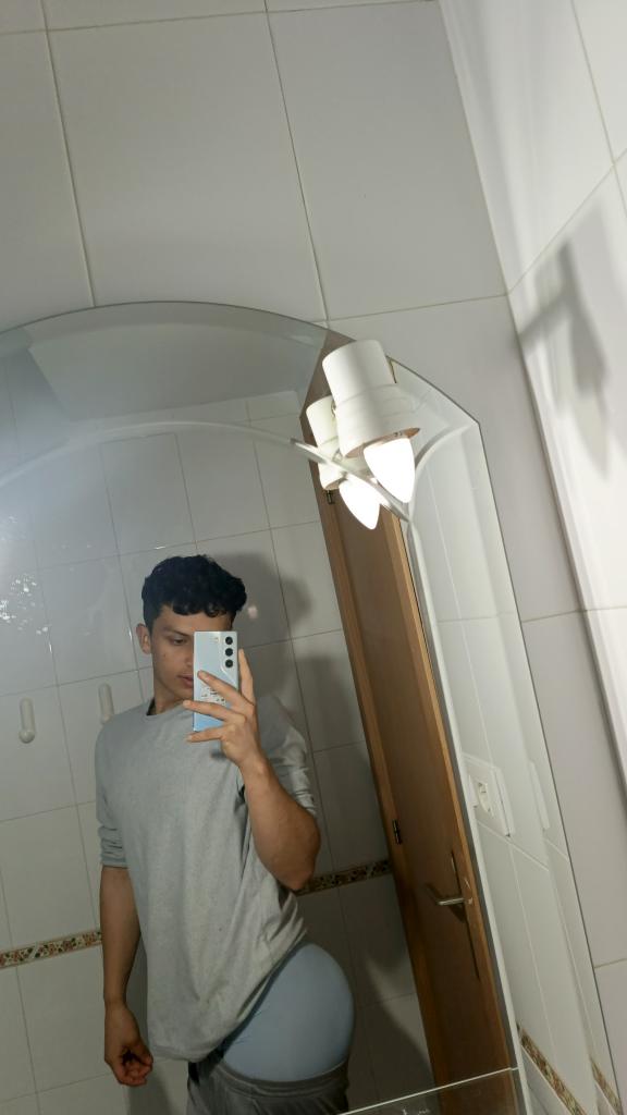 677652473: Chico busca chica en Sevilla