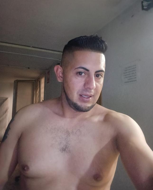 672176094: Chico busca chica en Barcelona