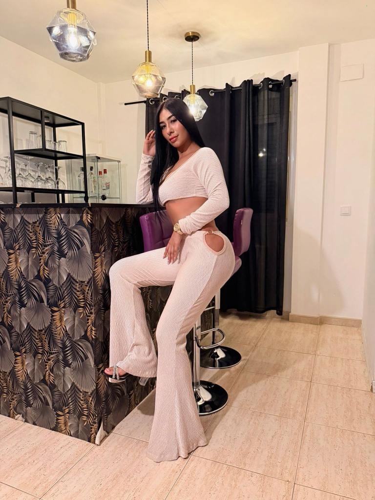 647315397: Chica busca chico en Madrid