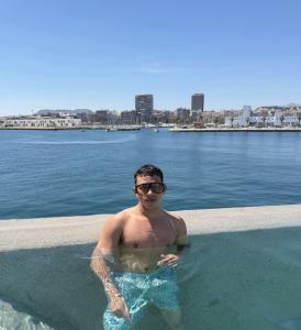 604295130: Chico busca chica en Alicante