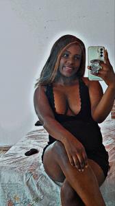 663088455: Chica busca chico en Sevilla
