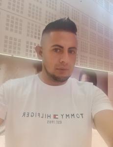 672176094: Chico busca chica en Barcelona