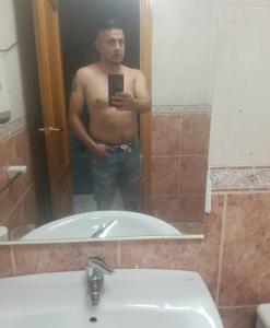 672176094: Chico busca chica en Barcelona
