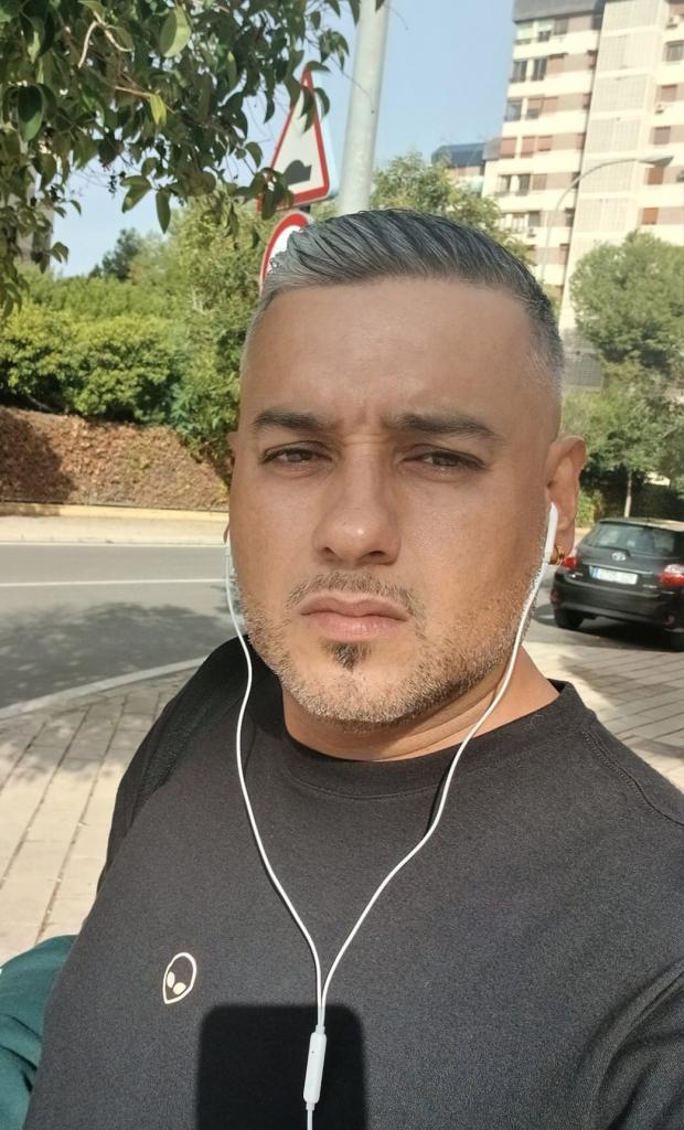 Chico busca chica en Granada: 