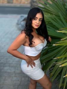 631443241: Chica busca chico en Ibiza