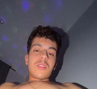 697111129: Chico busca chica en Barcelona