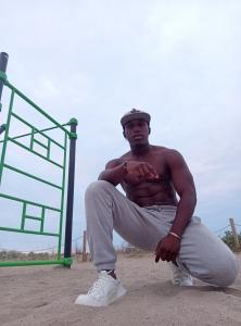 617513197: Chica busca chico en Barcelona