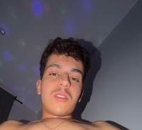 697111129: Chico busca chica en Barcelona