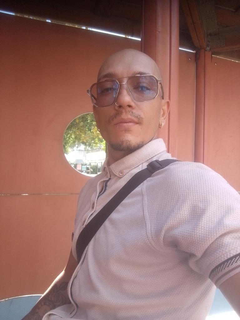 Chico busca chica en Sevilla: 