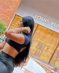 613509841: Chica busca chico en Sevilla