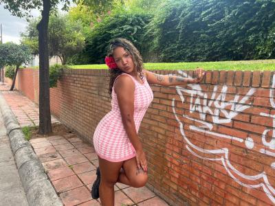 613975276: Chica busca chico en Madrid