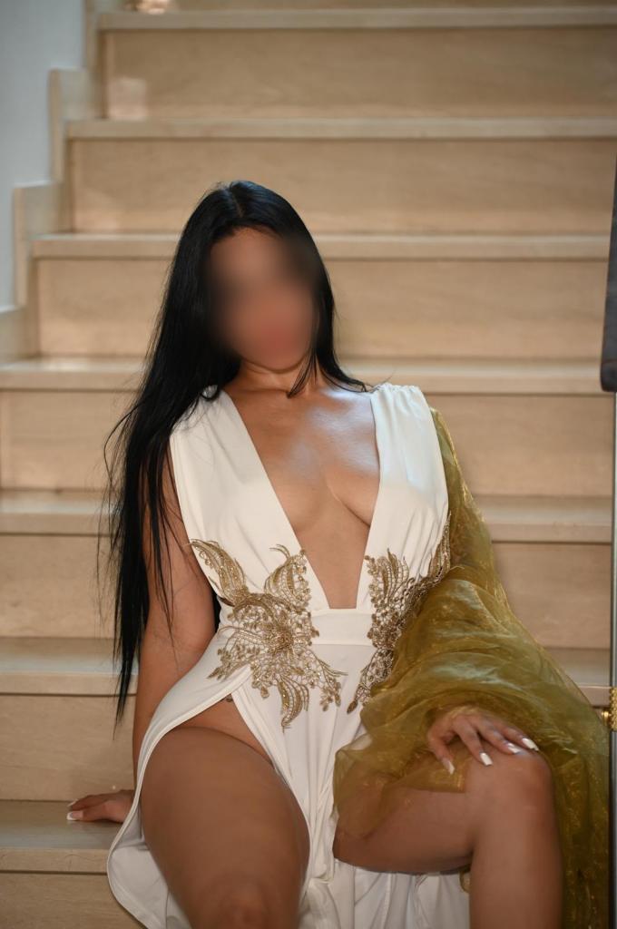 697906553: Chica busca chico en Barcelona