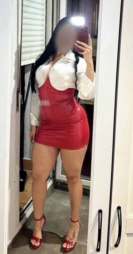 697906553: Chica busca chico en Barcelona