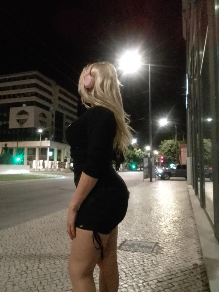 647609883: Transexual en León