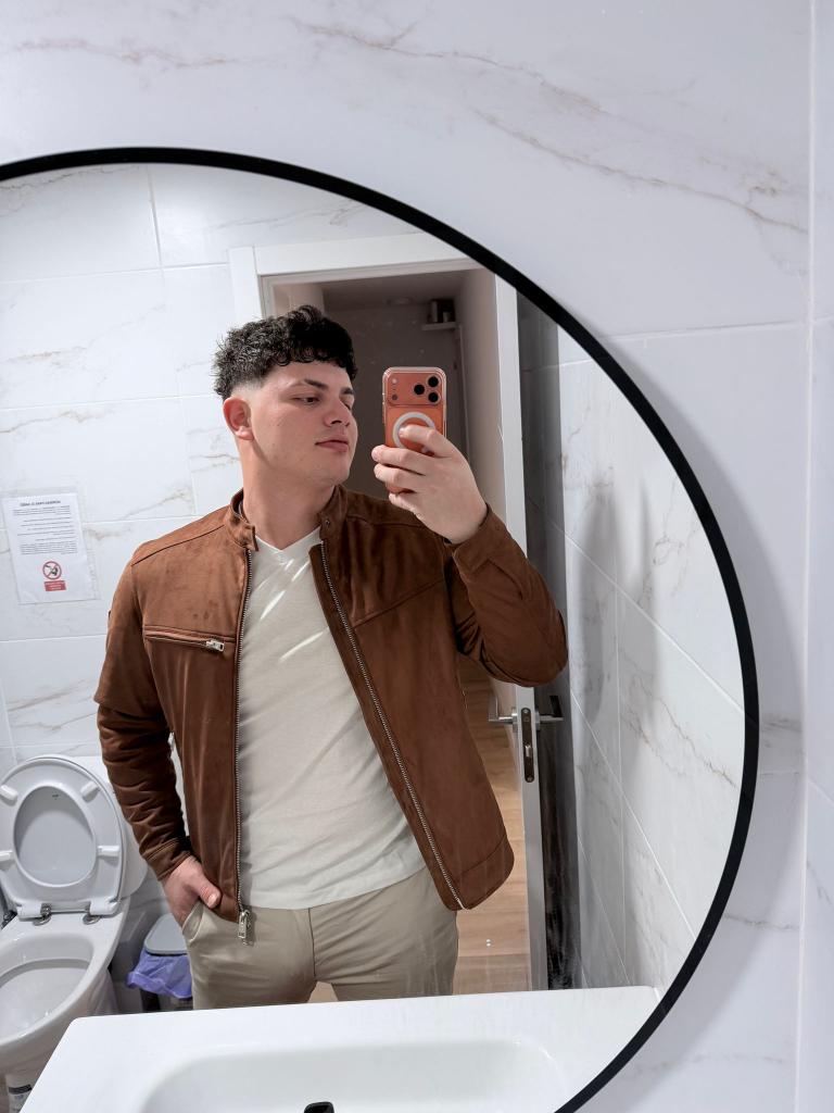 Chico busca chica en Sevilla: 