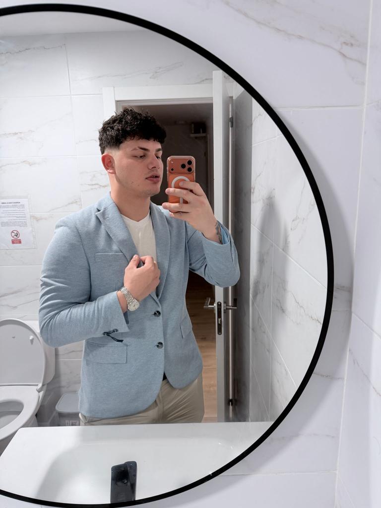 Chico busca chica en Sevilla: 