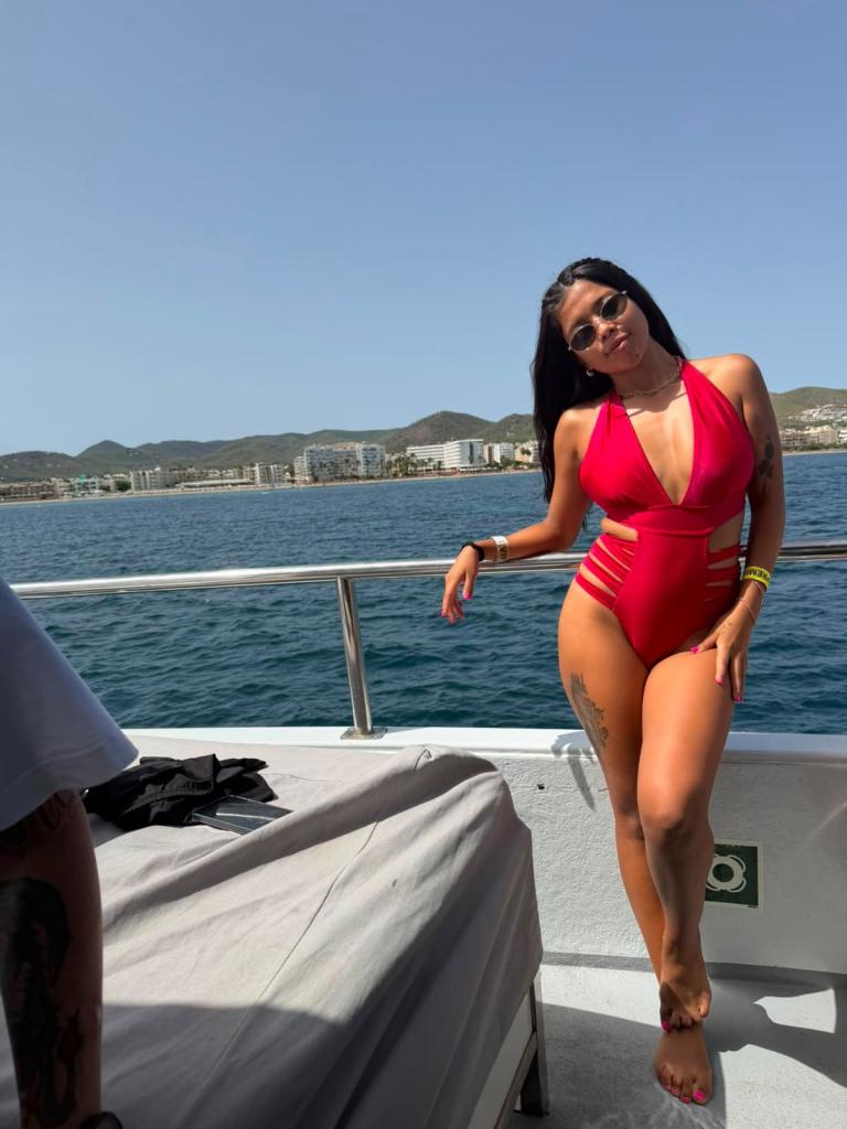 664833207: Chica busca chico en Barcelona