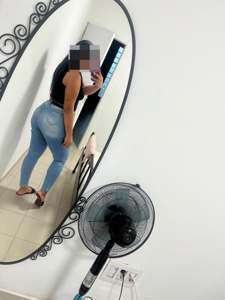 631129527: Chica busca chico en Barcelona