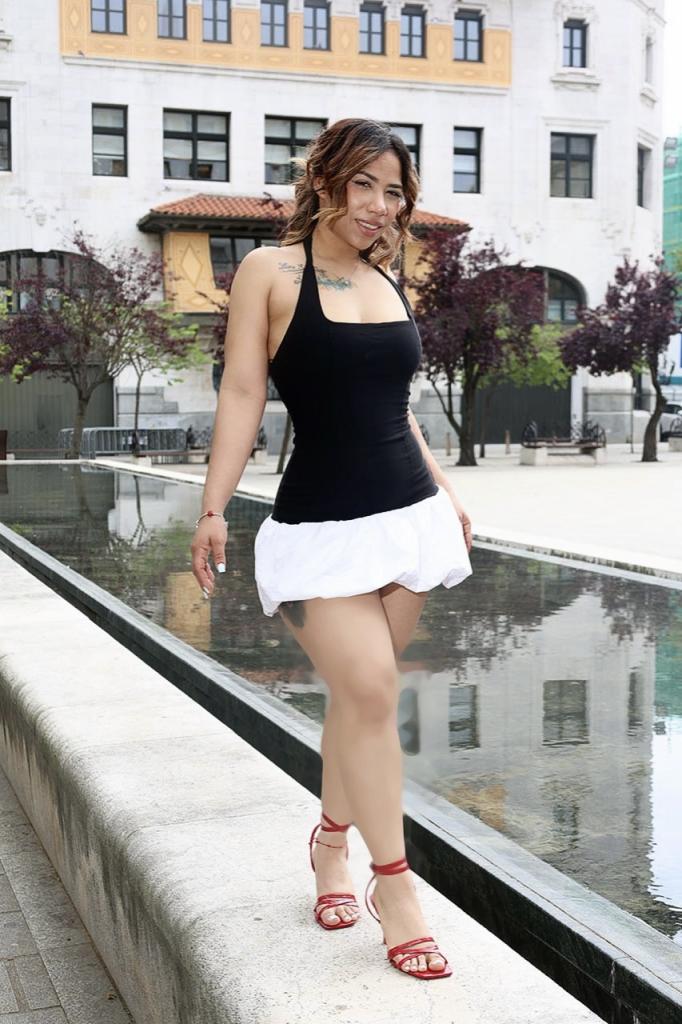 697316233: Chica busca chico en Barcelona