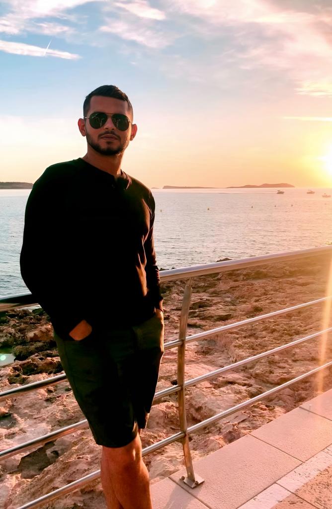 607298961: Chico busca chica en Ibiza
