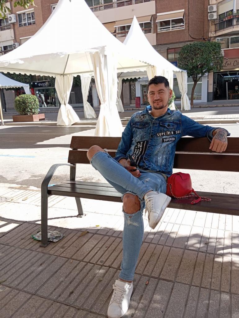 643154954: Chico busca chica en Zaragoza