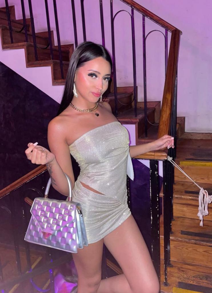 678786360: Chica busca chico en Ibiza