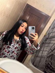 647988449: Chica busca chico en Sevilla