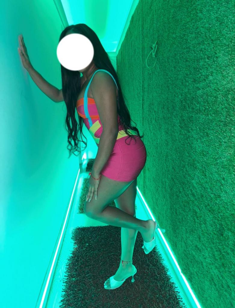 664556175: Chica busca chico en Sevilla