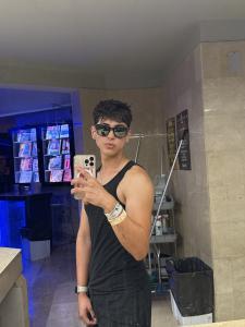697751128: Chico busca chica en Ibiza