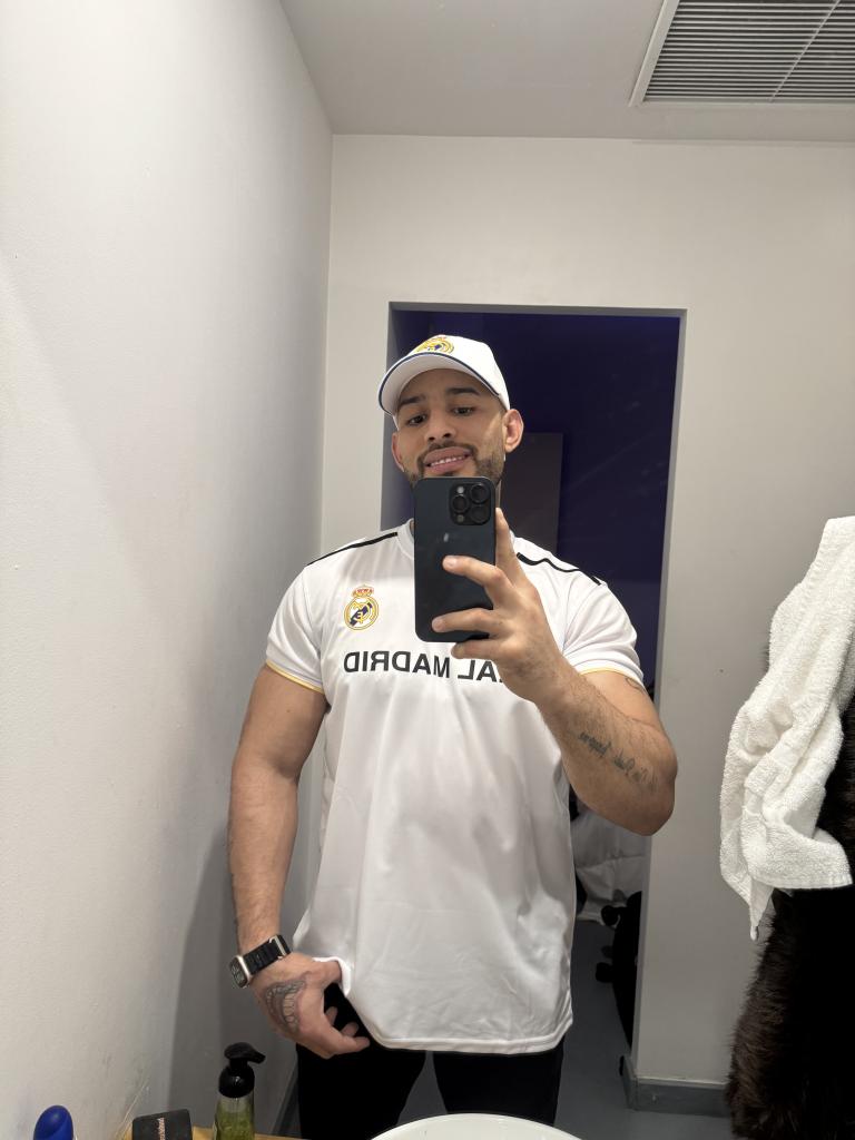 647045713: Chica busca chico en Barcelona