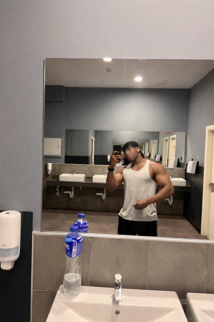 Chico busca chica en Sevilla: 