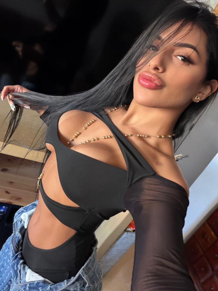 632886402: Chica busca chico en Gerona