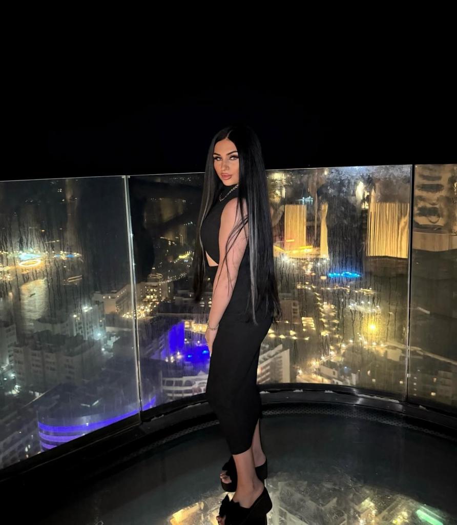 631505373: Chica busca chico en Barcelona