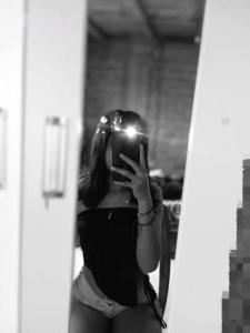 631950120: Chica busca chico en Ibiza