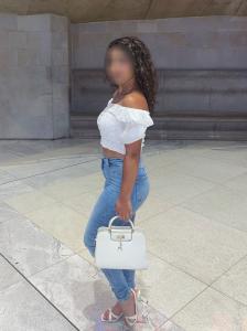 677372850: Chica busca chico en Barcelona