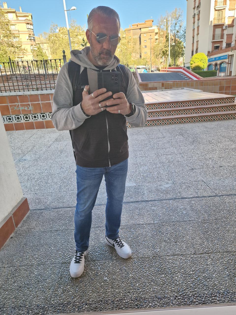 Chico busca chica en Granada: 