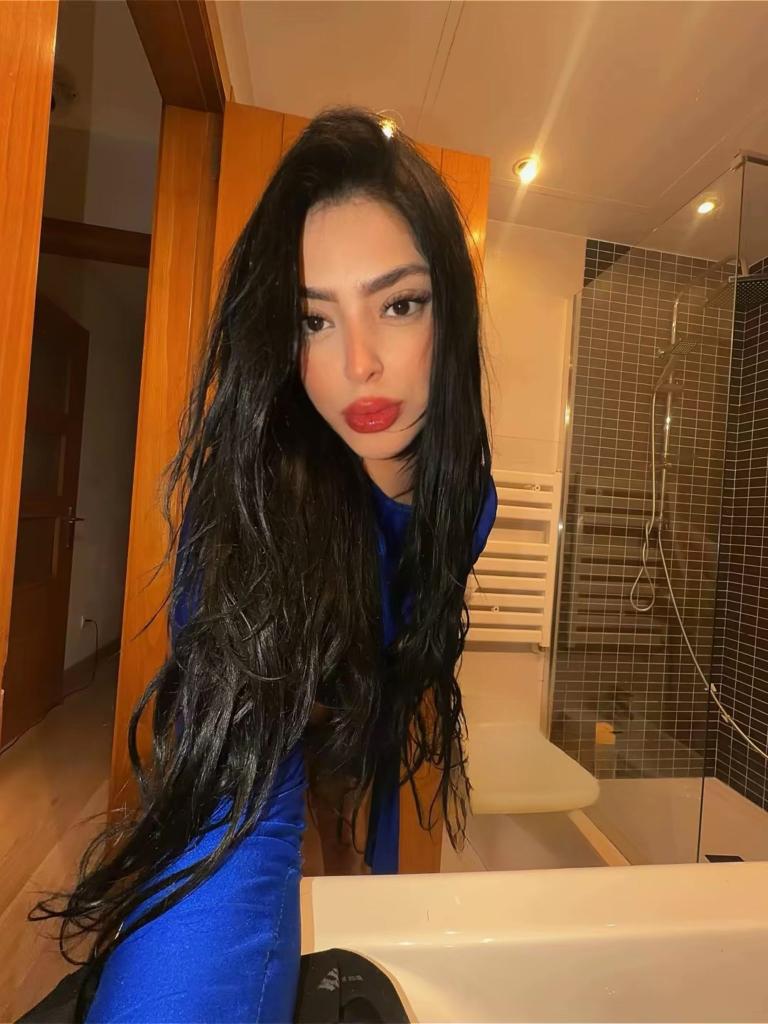 607479662: Chica busca chico en Barcelona