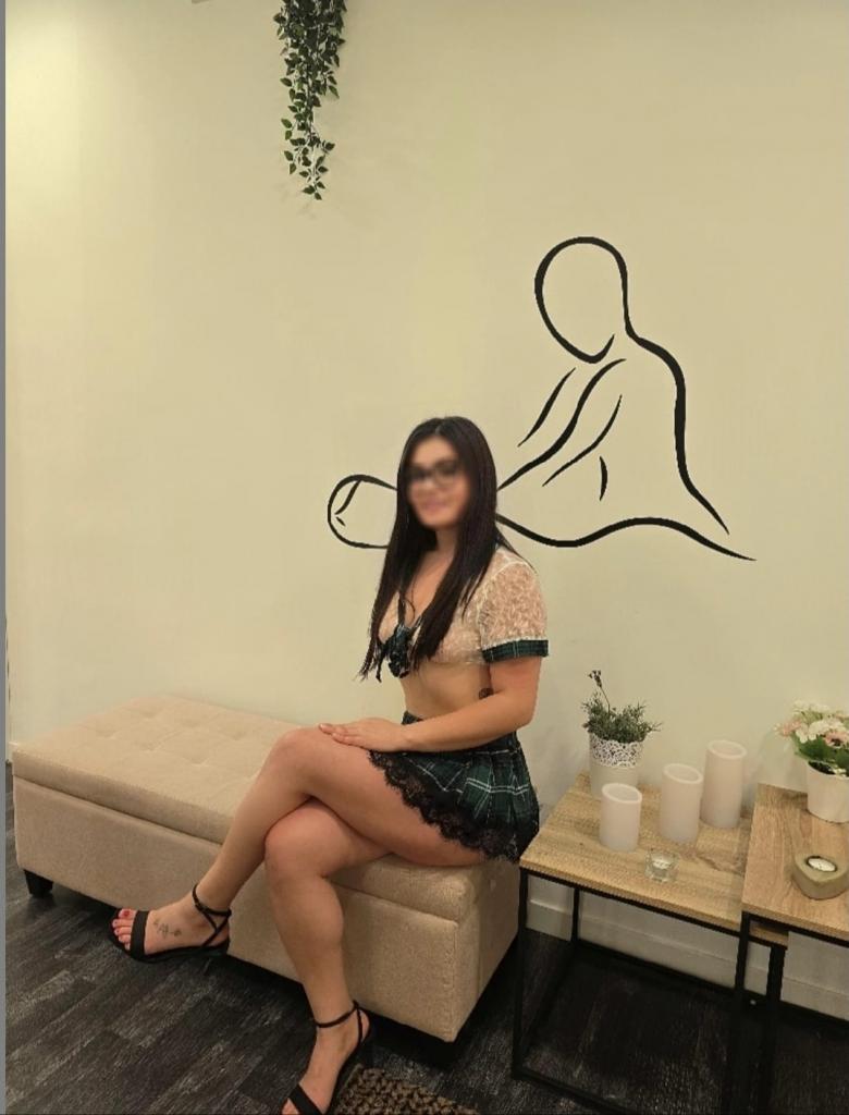 607275560: Chica busca chico en Barcelona