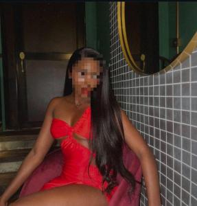 647078794: Chica busca chico en Barcelona