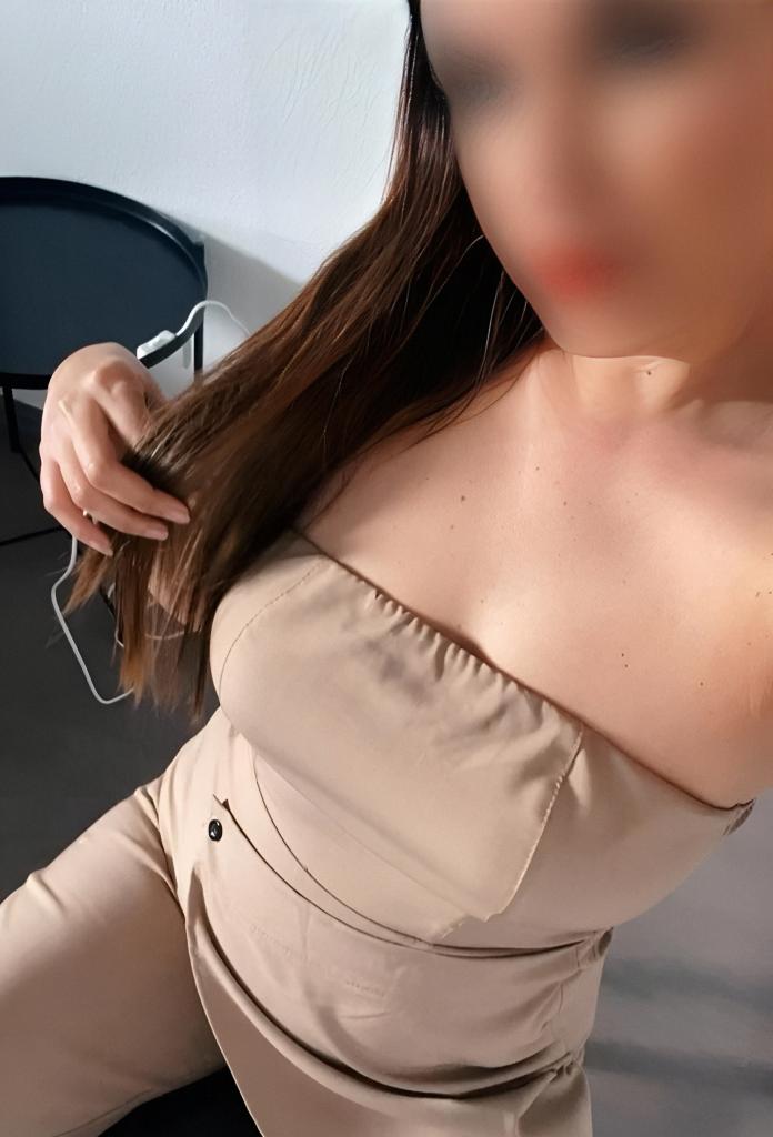 610145281: Chica busca chico en La Coruña