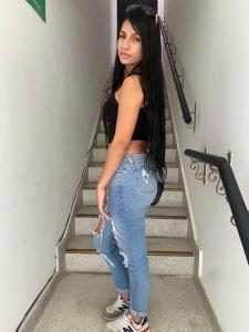 662375513: Chica busca chico en Ibiza