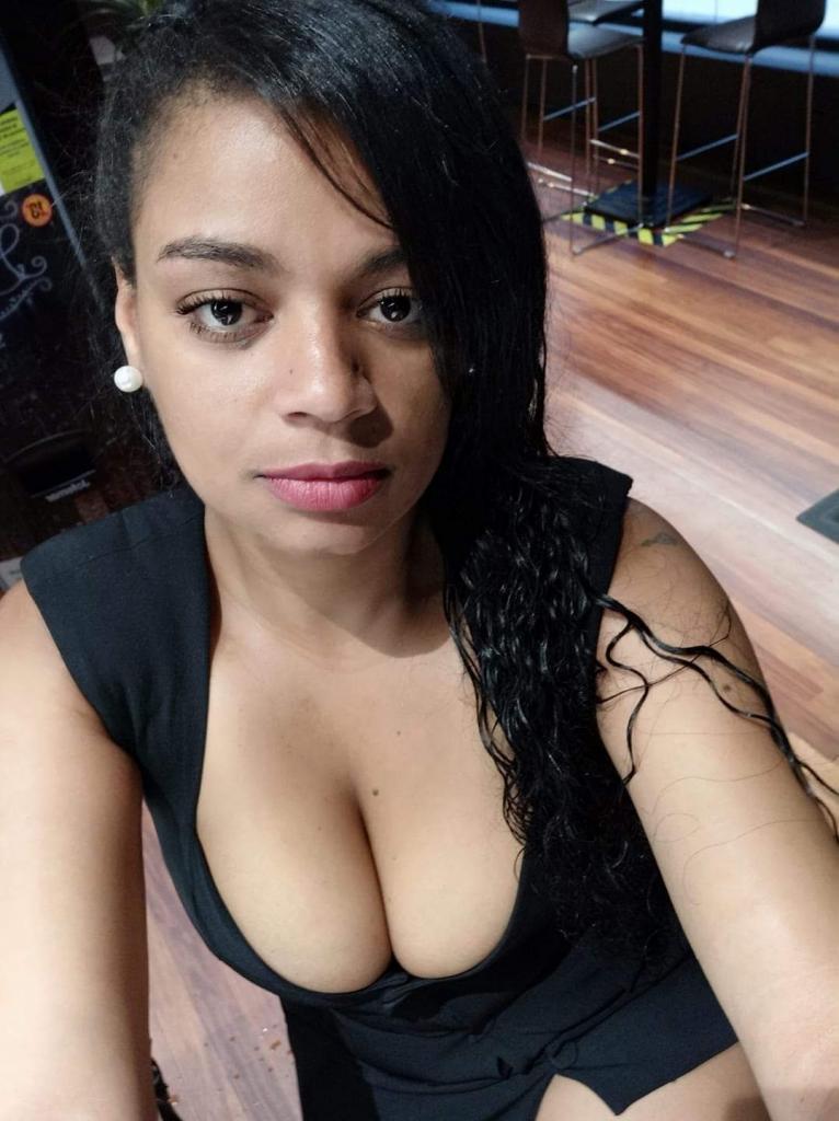 613758855: Chica busca chico en La Coruña