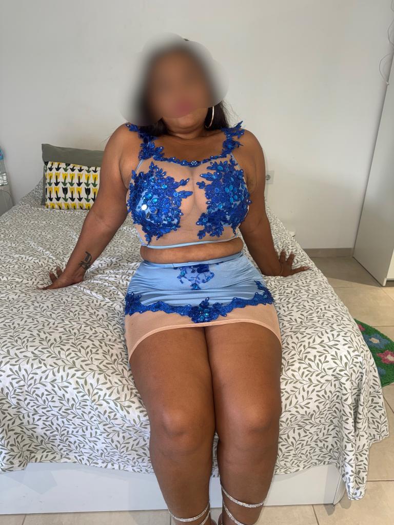 745071460: Chica busca chico en Barcelona