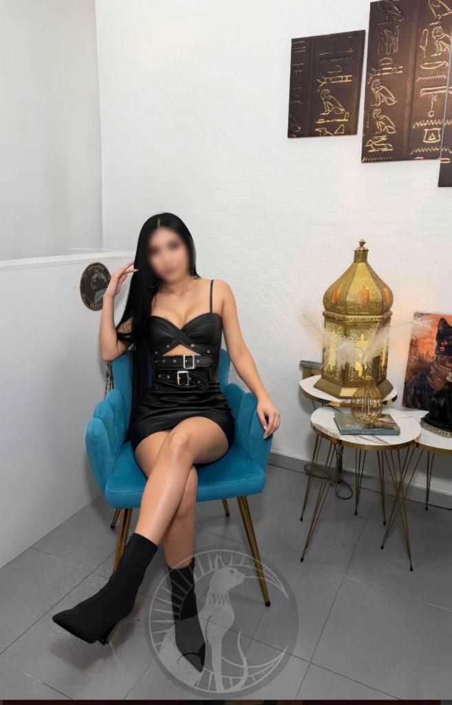 680700896: Chica busca chico en Sevilla