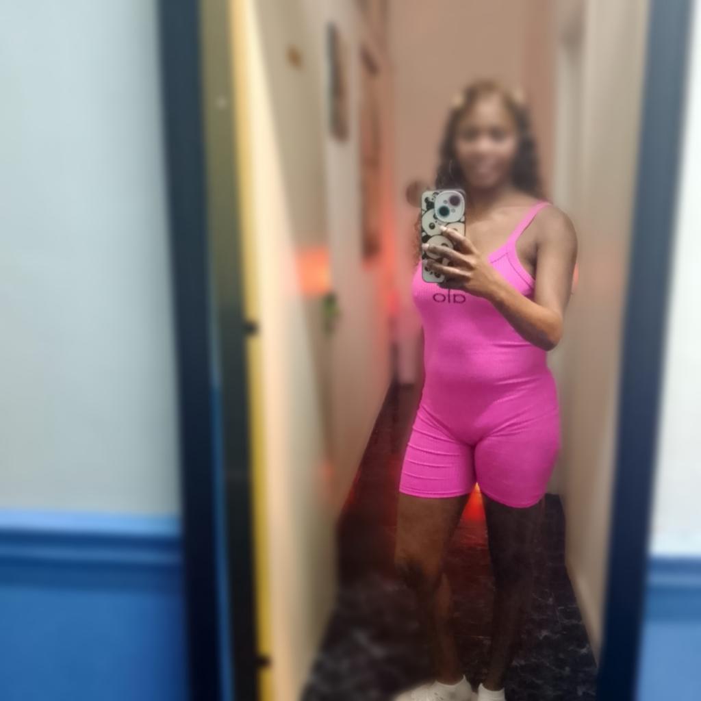 647781560: Chica busca chico en Barcelona