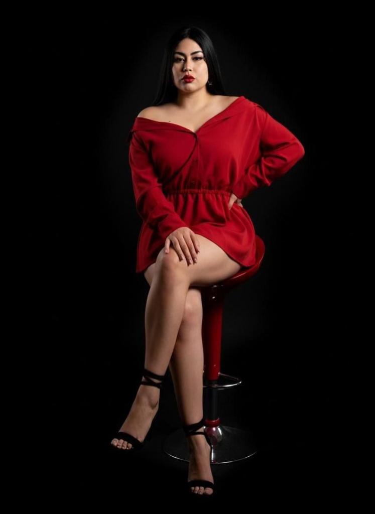 607079443: Chica busca chico en Ibiza